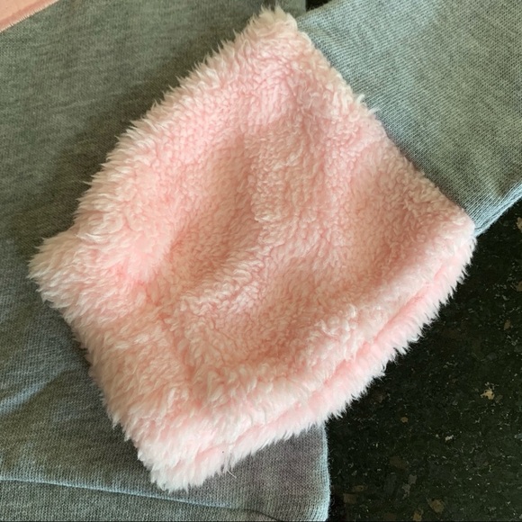 GIRL fuzzy heart sweatshirt - Picture 3 of 5